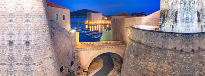 Trip Slowenien Stadt Urlaub - Dubrovnik - Einen Wahnsinns Panoramablick hat man von Dubrovniks Hausberg Srd. Empor geht’s ganz easy und entspannt, minutenschnell mit der Luftseilbahn. Für begeisterte GOT-Fans empfiehlt sich die speziell geführte Game-of-Thrones-Tour zu den bekanntesten Drehorten und Schauplätzen der erfolgreichen Kultserie, der Eiserne Thron ist auf der kleinen idyllischen Insel Lokrum zu bestaunen. Die beliebtesten Orte für Dubrovnik Ferien, locken mit besten Angebote für Hotels und Ferienunterkünfte mit Werbeaktionen, Rabatten, Sonderangebote für Dubrovnik Urlaub buchen. Reisedaten eingeben und Hotel Flug Mietwagen Attraktionen Taxis für eine Dubrovnik Reise flexibel buchen. Sollten sich die Pläne ändern, sind viele der Unterkünfte und Zimmer in Dubrovnik kostenfrei stornierbar.