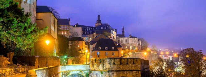 Trip Slowenien Feriendestination Luxemburg - Romantik pur zum Valentinstag, beschenke deine Liebsten mit idyllisch abendlicher Traumzeit in der bezaubernden mittelalterlichen Altstadt von Luxemburg. Hand in Hand spazieren, an der malerischen Flusspromenade der gemächlich träge fließenden Alzette. Die Cafés, Bars, Pubs sind lebhaft besucht, schummriges Kerzenlicht verbreitet ein wohlig gemütliches Ambiente, man genießt die Freuden des Lebens entspannt, locker, lässig. Charmant, romantisches Flair breitet sich über die sanft beleuchtete Felskulisse und Kasematten, bis hinauf zur Festungsanlage von Luxemburg. Die beliebtesten Orte für Ferien in Luxemburg, locken mit besten Angebote für Hotels und Ferienunterkünfte mit Werbeaktionen, Rabatten, Sonderangebote für Luxemburg Urlaub buchen.